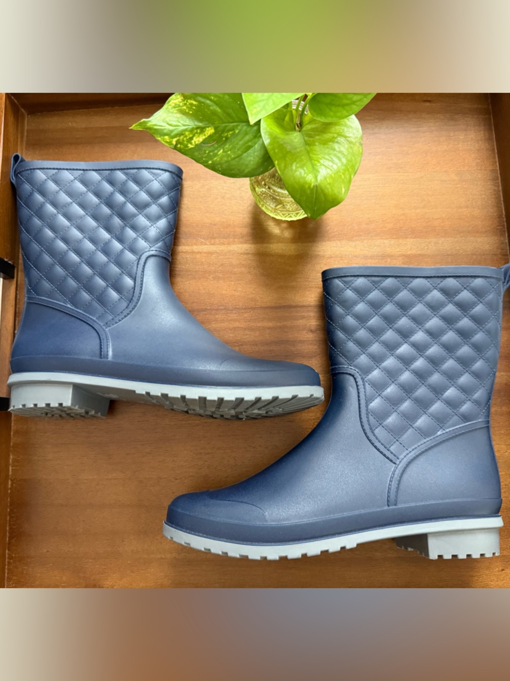 EUC Quilted Navy Rain Boots Slip-On Waterproof Style Women’s 9.5